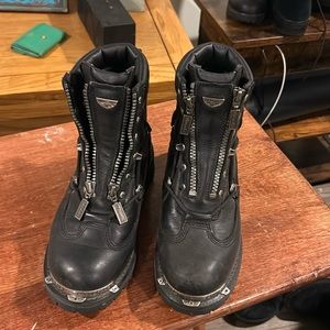 Great condition Milwaukee riding boots ! Great quality motorcycle waterproof